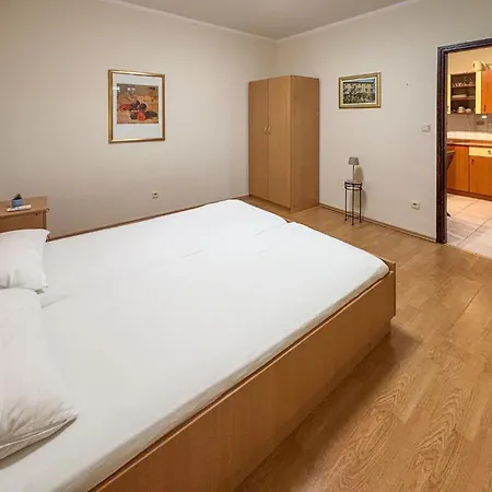 Cozy In Rab With Wifi Appartement Rab Town